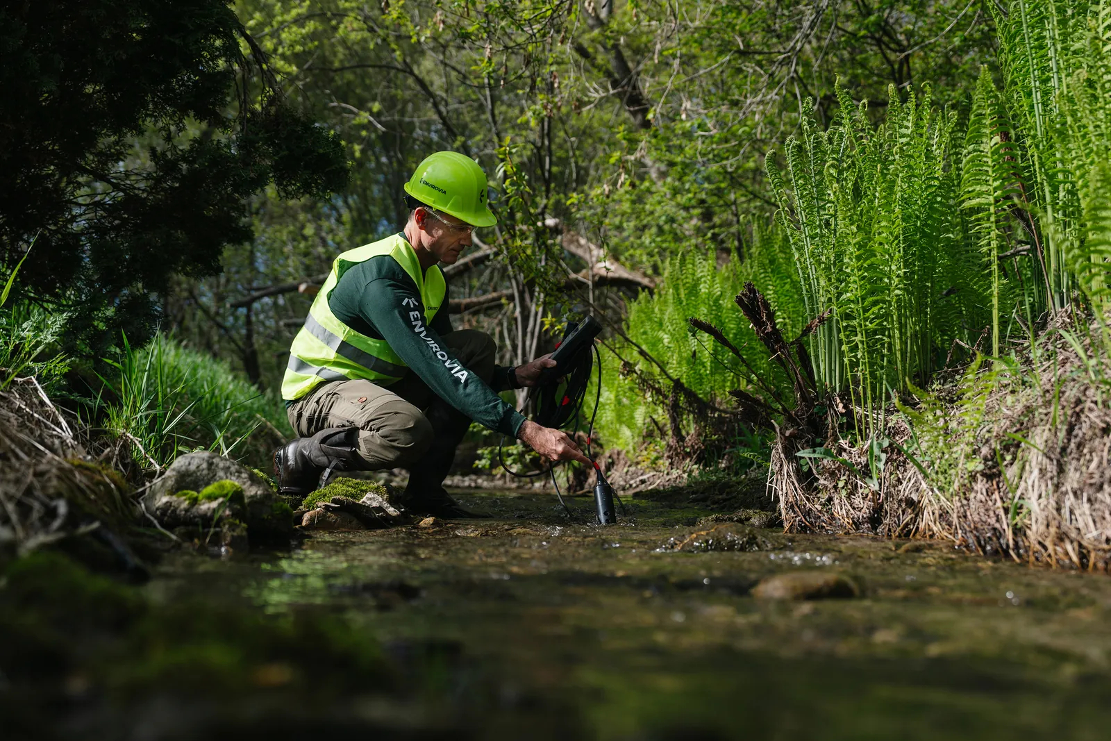 Prélèvement d'échantillons et analyse de la qualité de l'eau en lac