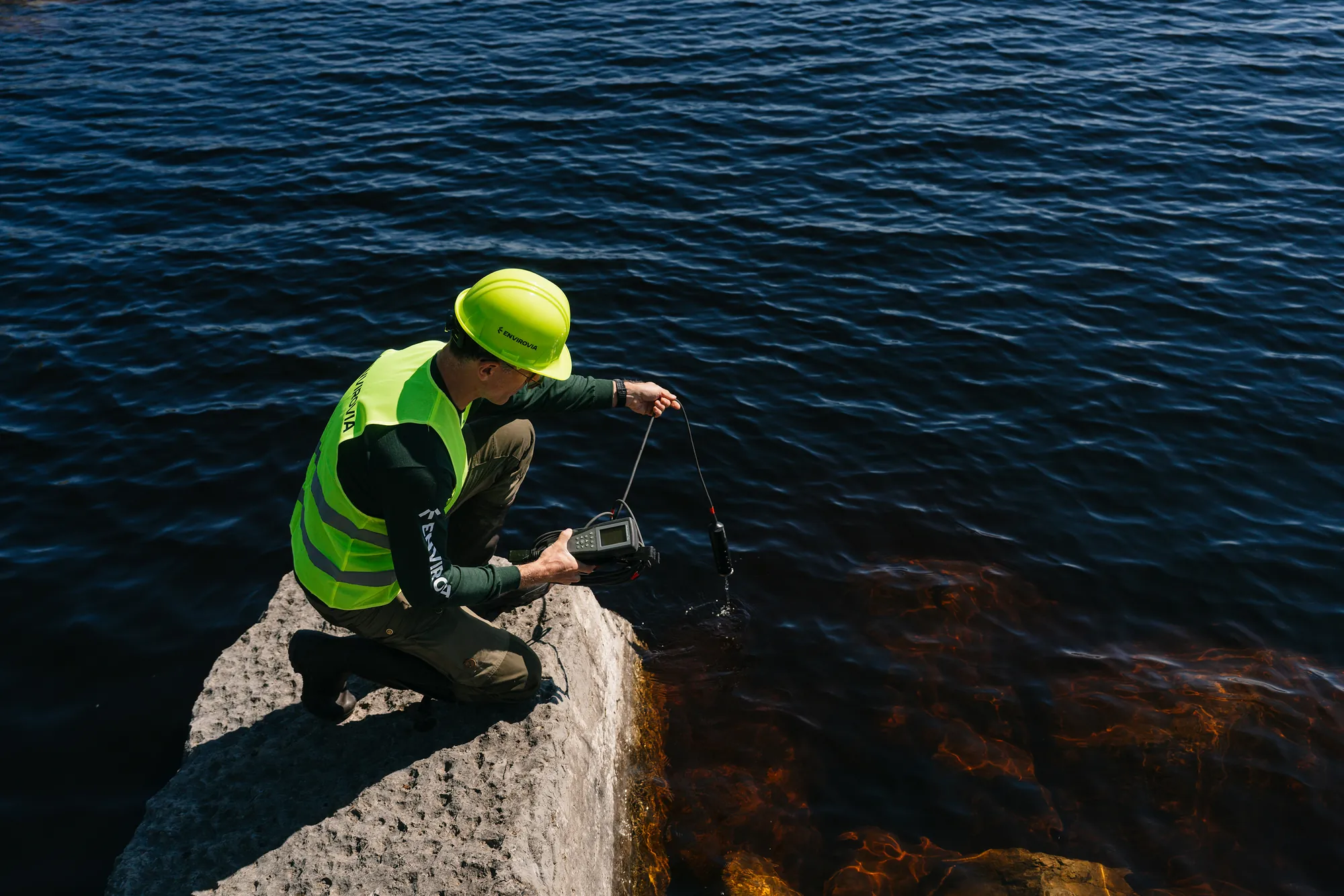Technicien prélevant des échantillons d'eau pour une diagnose écologique