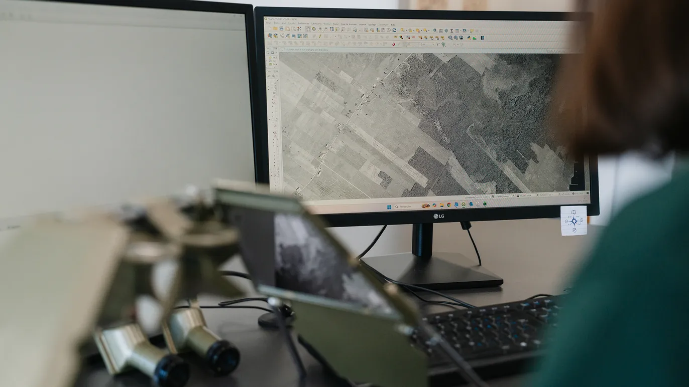 Analyse stéréoscopique de photographies aériennes historiques pour reconstituer l'évolution d'un site