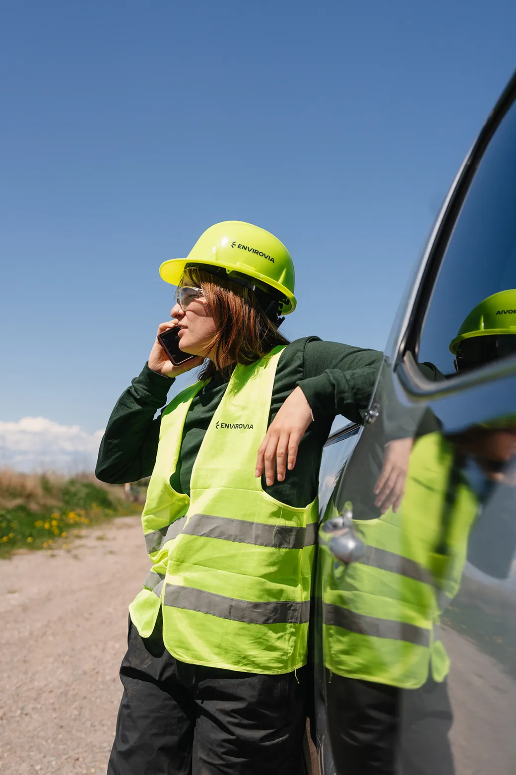 Technicienne en coordination depuis un site en cours d'intervention