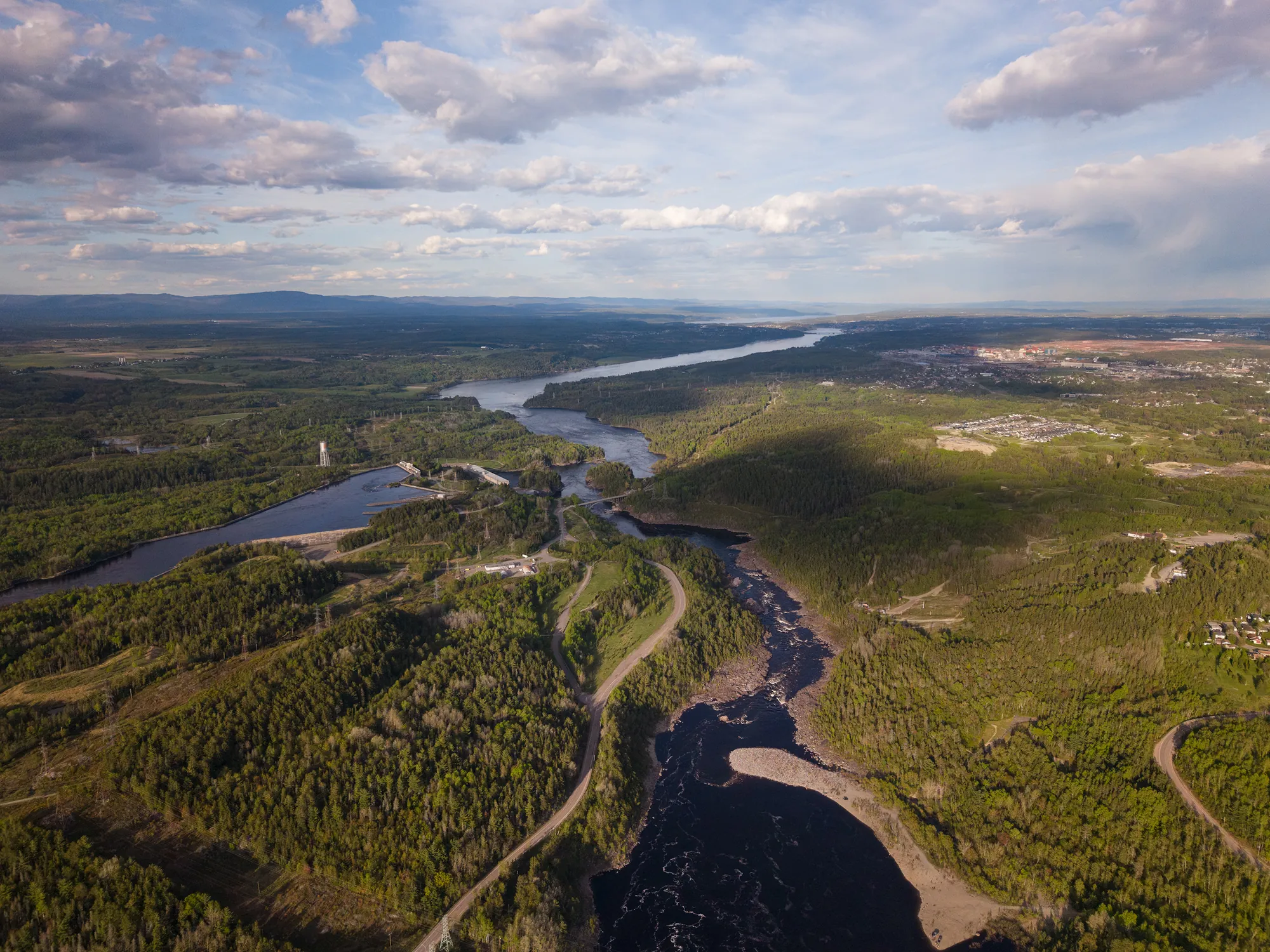 Spécialiste effectuant une analyse hydrogéomorphologique d'un cours d'eau
