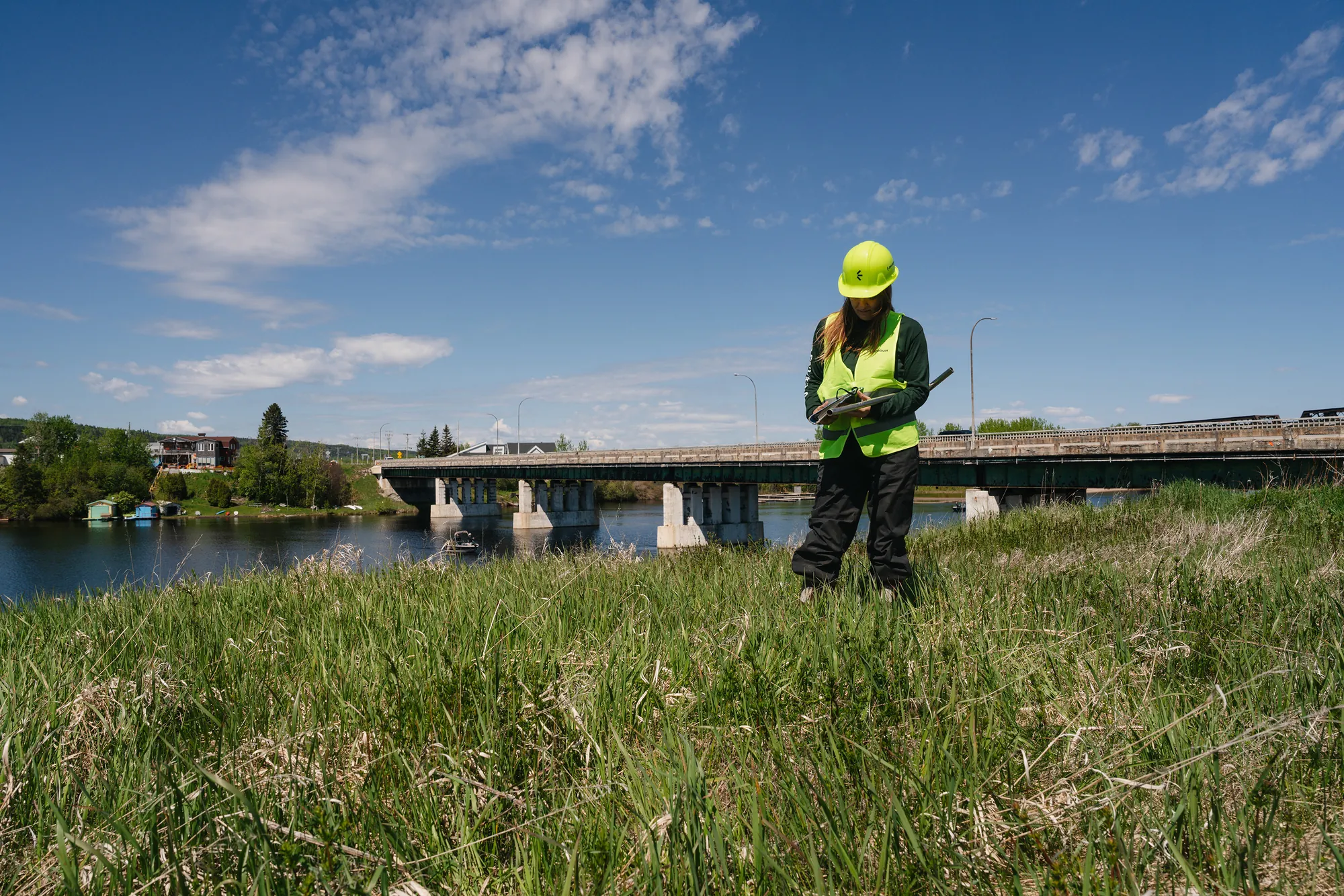 Spécialiste effectuant une évaluation environnementale de site sur le terrain