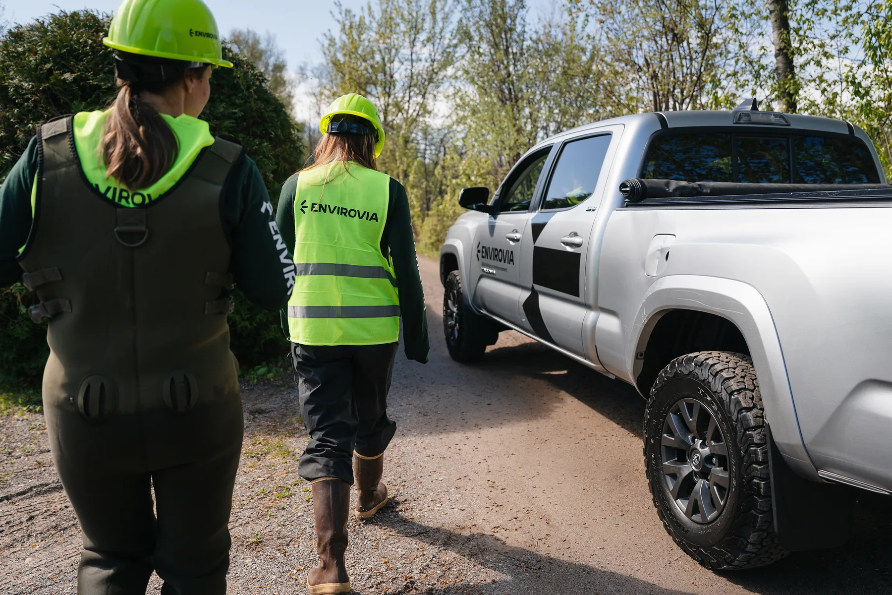 Professionnelles en environnement se rendant sur un chantier
