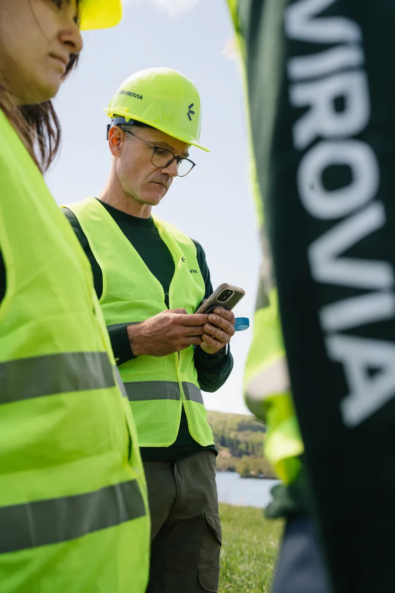 Spécialiste senior d'Envirovia accompagnant un client sur le terrain