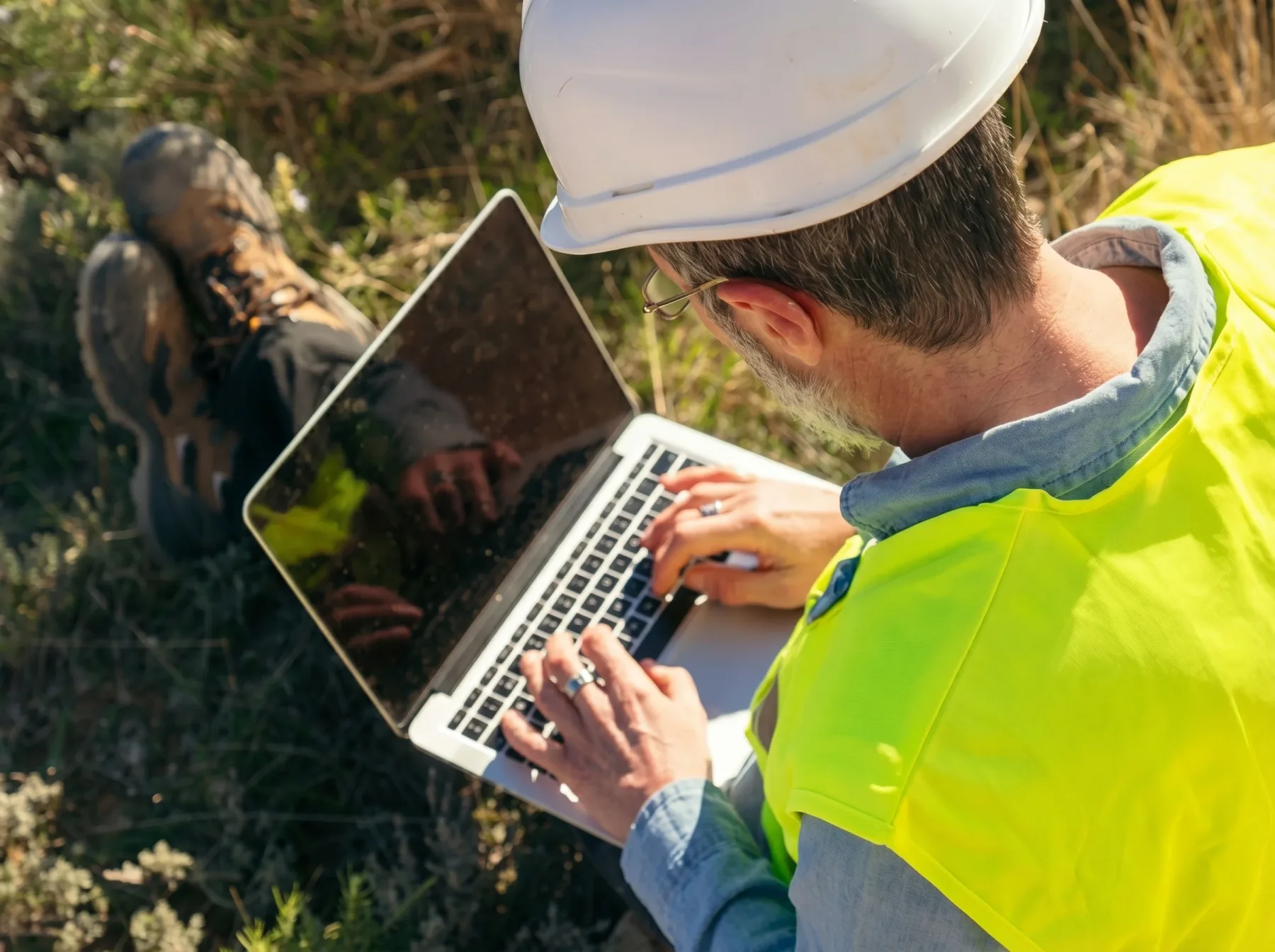 Technicien Envirovia avec laptop sur le terrain