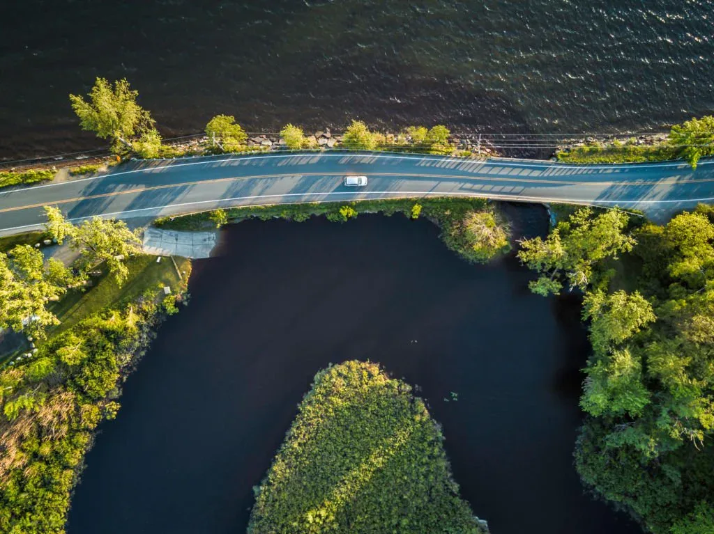Vue aérienne d'une route longeant une rivière